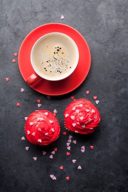 Lezzetli kekler ve kahve fincanı.