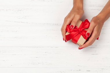 Kadın elleri hediye kutusunu tutuyor.