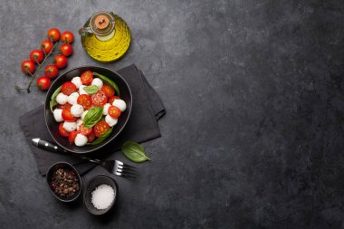 Taze klasik caprese salatası