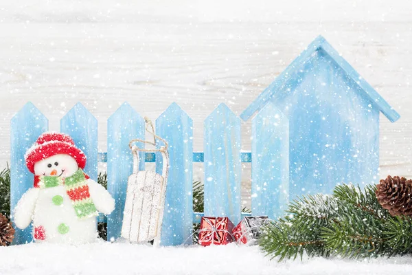 Juguete muñeco de nieve de Navidad, decoración y rama de abeto — Foto de Stock