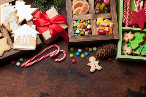 Świąteczna kartka z piernikowymi ciasteczkami i słodyczami — Zdjęcie stockowe