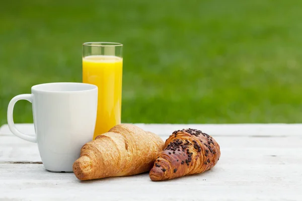 咖啡、 橙汁和牛角面包 — 图库照片