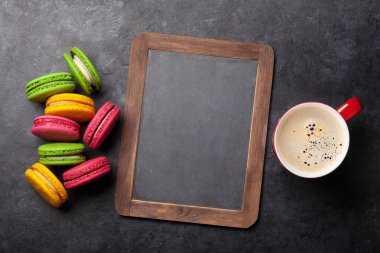 Kurabiye, badem kurabiyesi ve kahve.