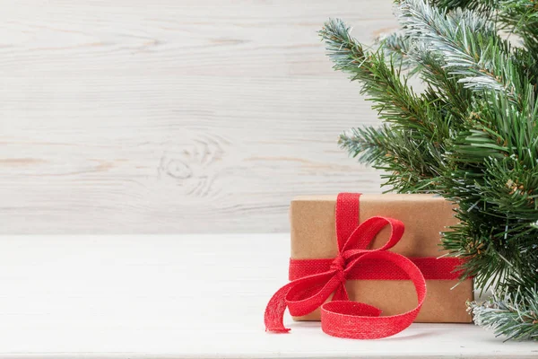 Karta świąteczna z choinką i prezentem — Zdjęcie stockowe