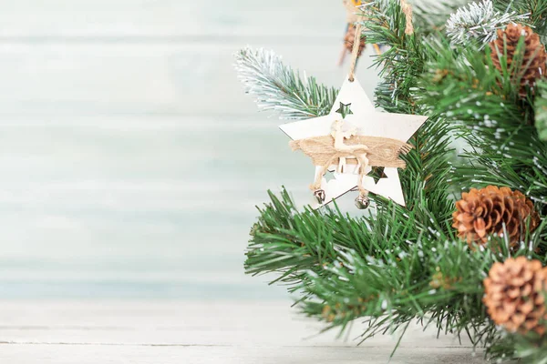 Weihnachtskarte mit geschmücktem Tannenbaum — Stockfoto