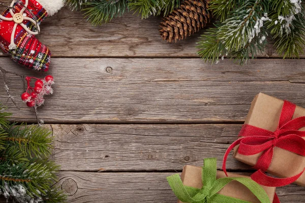Noel kartı ile süslenmiş köknar ağacı ve hediyeler — Stok fotoğraf