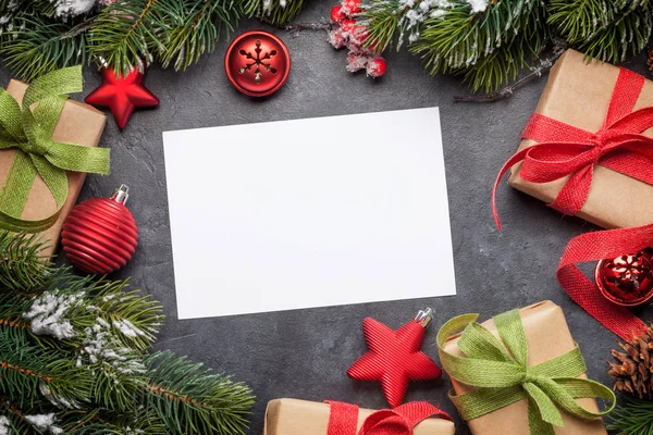 Cartão de Natal com abeto decorado e presentes — Fotografia de Stock