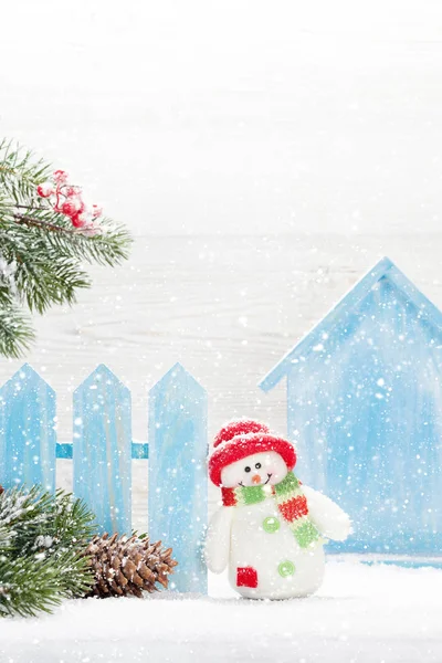 クリスマス雪だるまおもちゃとモミの木の枝 — ストック写真