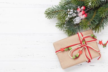 Noel kartı, hediye kutusu ve köknar ağacı dalı.