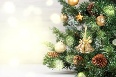 Noel kartı arkaplanı süslenmiş köknar ağacı