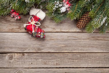 Noel kartı ile dekore edilmiş bir köknar ağacı