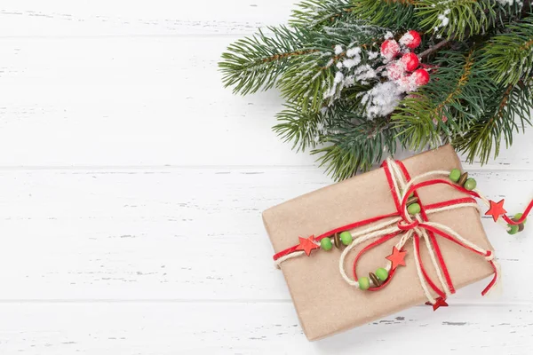 Kerstkaart met geschenkdoos en dennenboom tak — Stockfoto