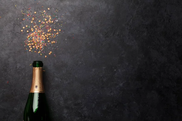 Garrafa de champanhe e doces férias — Fotografia de Stock