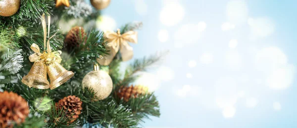 Weihnachtskarte mit geschmücktem Tannenbaum — Stockfoto