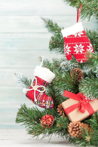 Weihnachtskarte mit geschmücktem Tannenbaum — Stockfoto