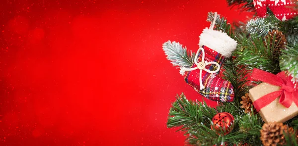 Різдвяна листівка з прикрашеною ялинкою — стокове фото