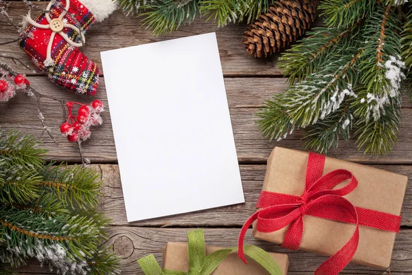 Noel kartı ile süslenmiş köknar ağacı ve hediye kutuları — Stok fotoğraf