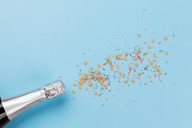 Şampanya ile yılbaşı tebrik kartı