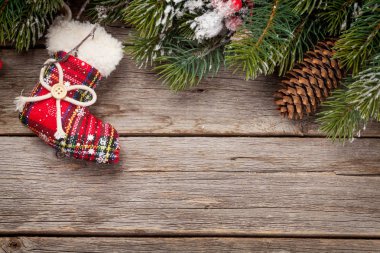 Noel kartı ile dekore edilmiş bir köknar ağacı