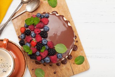 peynirli kek çilek ve çikolata ile