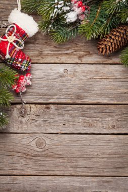 Noel kartı ile dekore edilmiş bir köknar ağacı