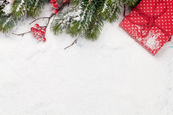 Carte de Noël avec sapin et boîte cadeau — Photo