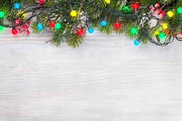 Cartão de Natal com abeto e luzes coloridas — Fotografia de Stock