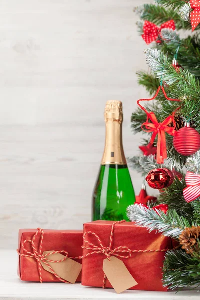 Carte de Noël avec sapin décoré et champagne — Photo