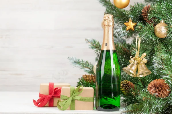 Carte de Noël avec sapin décoré et champagne — Photo