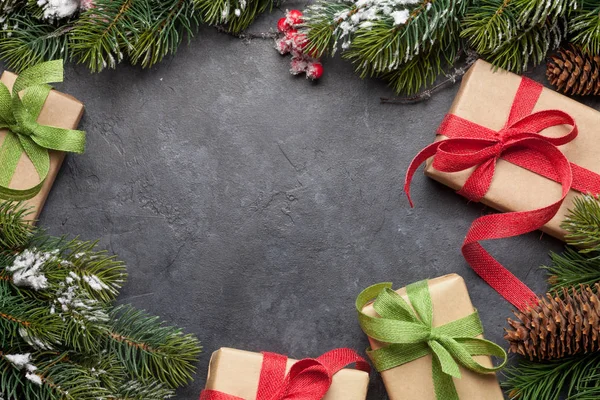 Tarjeta de Navidad con abeto decorado y regalos — Foto de Stock