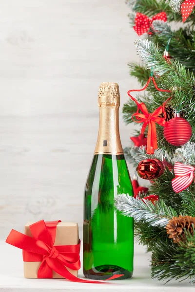 Julkort med dekorerad gran och champagne — Stockfoto