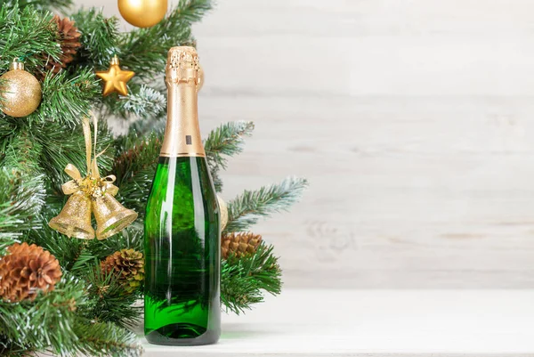 Tarjeta de Navidad con abeto decorado y champán —  Fotos de Stock