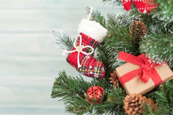Різдвяна листівка з прикрашеною ялинкою — стокове фото