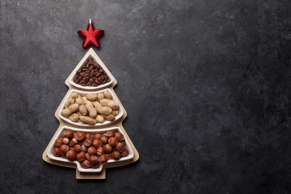 Різдвяна листівка з різними горіхами — стокове фото