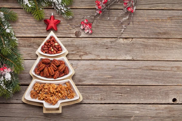 様々なナッツとクリスマスカード — ストック写真