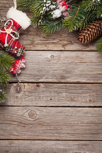Noel kartı ile dekore edilmiş bir köknar ağacı — Stok fotoğraf