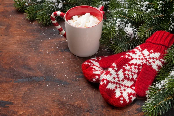 Kerstkaart met wanten en warme chocolademelk — Stockfoto