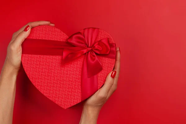 Mujer manos sosteniendo caja de regalo — Foto de Stock