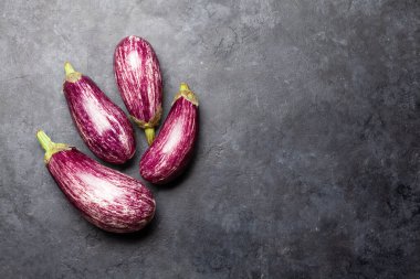 Taş masada olgun bir patlıcan. Kopyalama alanı olan üst görünüm. Düz yatıyordu