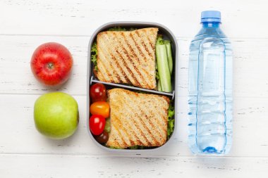 Tahta masada sandviç ve sebzeli sağlıklı beslenme çantası. Üst Manzara. Düz yatıyordu