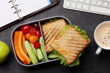 Sebzeli ve sandviçli sağlıklı beslenme çantası. Üst Manzara. Düz yatıyordu