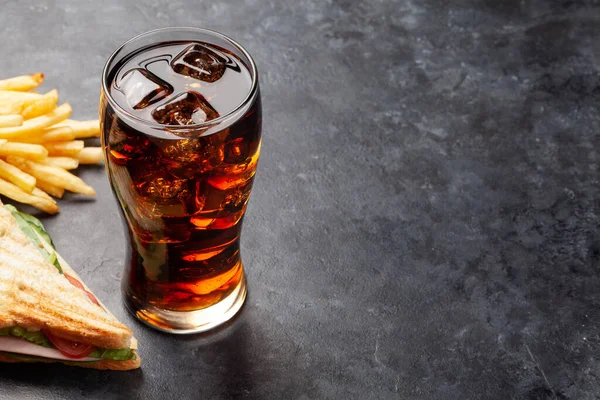 Copo Bebida Cola Com Gelo Sanduíche Clube Batatas Fritas Comida — Fotografia de Stock