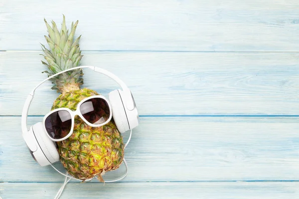 Reife Ananas Mit Sonnenbrille Und Kopfhörer Über Blauem Holzhintergrund Mit — Stockfoto
