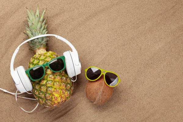 成熟的菠萝和椰子与太阳镜在沙滩背景与复制空间 旅行和度假的概念 顶视图平铺 — 图库照片