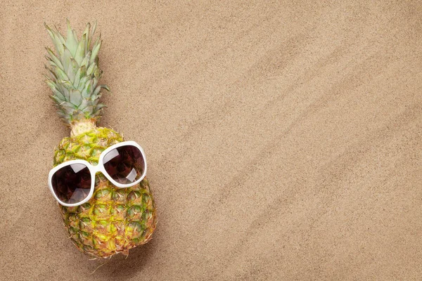 Reife Ananas Mit Sonnenbrille Über Sandhintergrund Mit Kopierraum Reise Und — Stockfoto