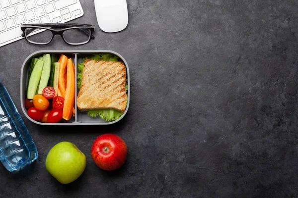 Hälsosam Lunchlåda Med Smörgås Och Grönsaker Kontorsbordet Ovanifrån Med Kopieringsutrymme — Stockfoto