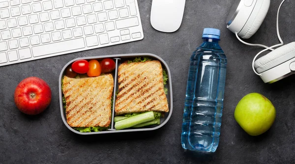 Hälsosam Lunchlåda Med Smörgås Och Grönsaker Kontorsbordet Högst Upp Platt — Stockfoto