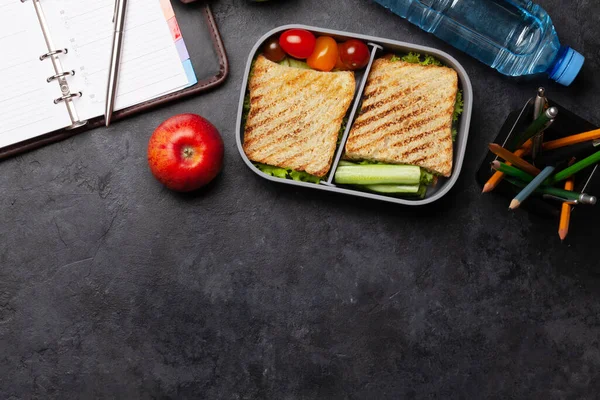 Zdrowe Pudełko Lunch Kanapką Warzywami Stole Biurowym Widok Góry Miejsca — Zdjęcie stockowe