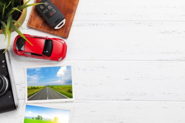 Kamera, pasaport, oyuncak araba ve tahta zeminde seyahat fotoğrafları olan seyahat tatili konsepti. Kopyalama alanı olan üst görünüm. Düz yatıyordu. Bütün fotoğraflar benim tarafımdan çekildi.
