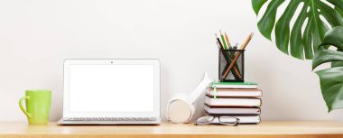 Dizüstü bilgisayarı ve kulaklığı olan bir stüdyo çalışma alanı. Ev kavramından çalış. Metnin için boş ekran ile